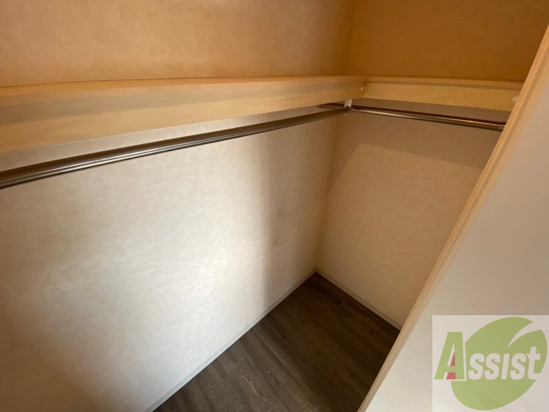 収納　こちらの収納にはハンガーをかけて服もしまえますね。