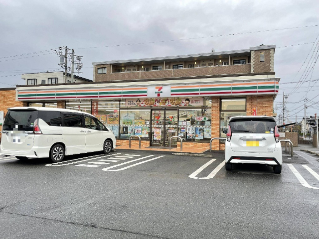 コンビニ　セブンイレブン焼津３丁目店（コンビニ）まで727m