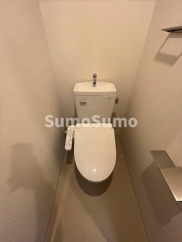 トイレ　落ち着いた色調のトイレです