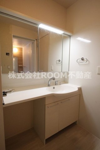 洗面設備　独立洗面化粧台が付いています