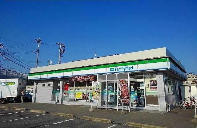 コンビニ　ファミリーマート 秋田高校前店（コンビニ）まで550m