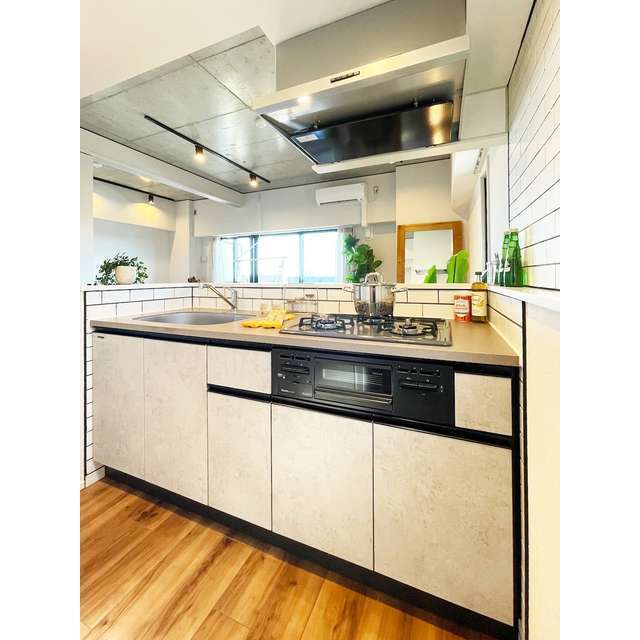 キッチン　【家具／調度品に関しては配置例を示したものであり、実際の賃貸