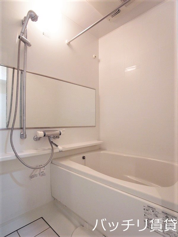 バス・シャワールーム　写真は別号室の為、現状優先になります。