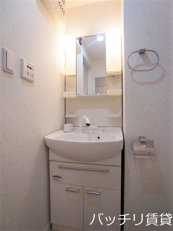洗面設備　写真は別号室の為、現状優先になります。