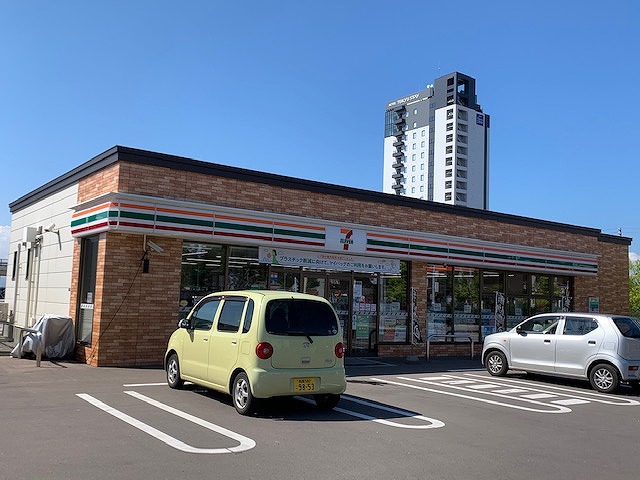 コンビニ　セブンイレブン（コンビニ）まで468m