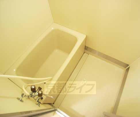 バス・シャワールーム　ファミリータイプの浴槽ですね