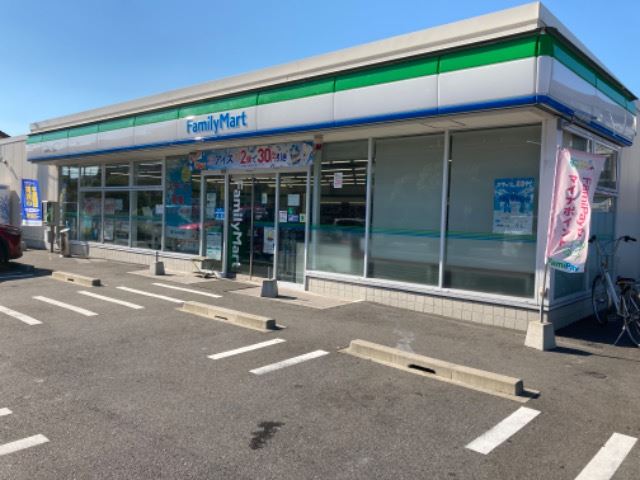 コンビニ　ファミリーマート（コンビニ）まで390m