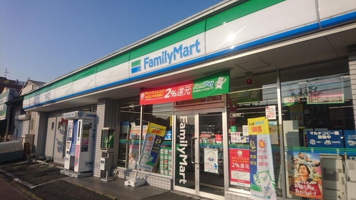 コンビニ　ファミリーマート（コンビニ）まで450m