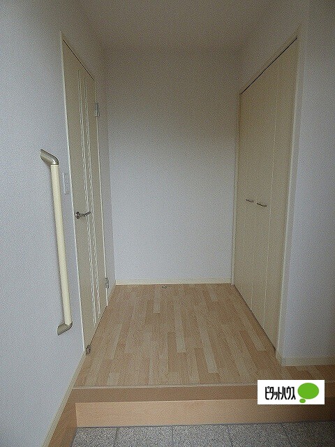 玄関　他の棟のお写真です