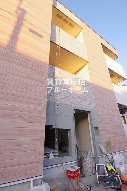 建物外観　木造3階建てのきれいな物件！
