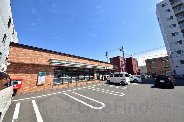 コンビニ　セブンイレブン札幌平岸4条店（コンビニ）まで304m