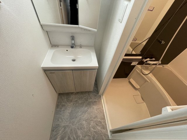 洗面設備　独立洗面台で身支度をすべて済ませてしまいましょう