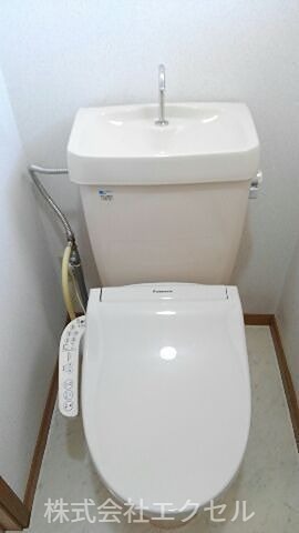 トイレ　温水洗浄便座です。