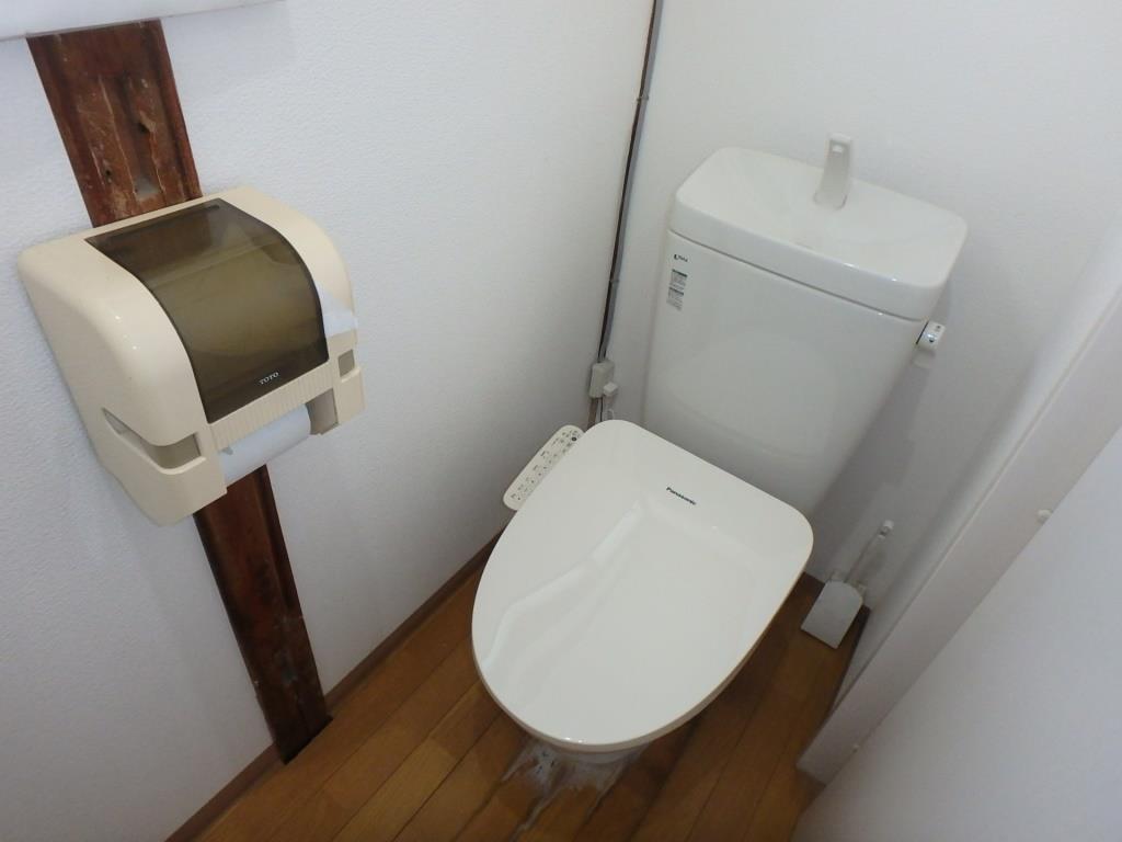 トイレ　【男性限定】洋式トイレが２基設置されてます。