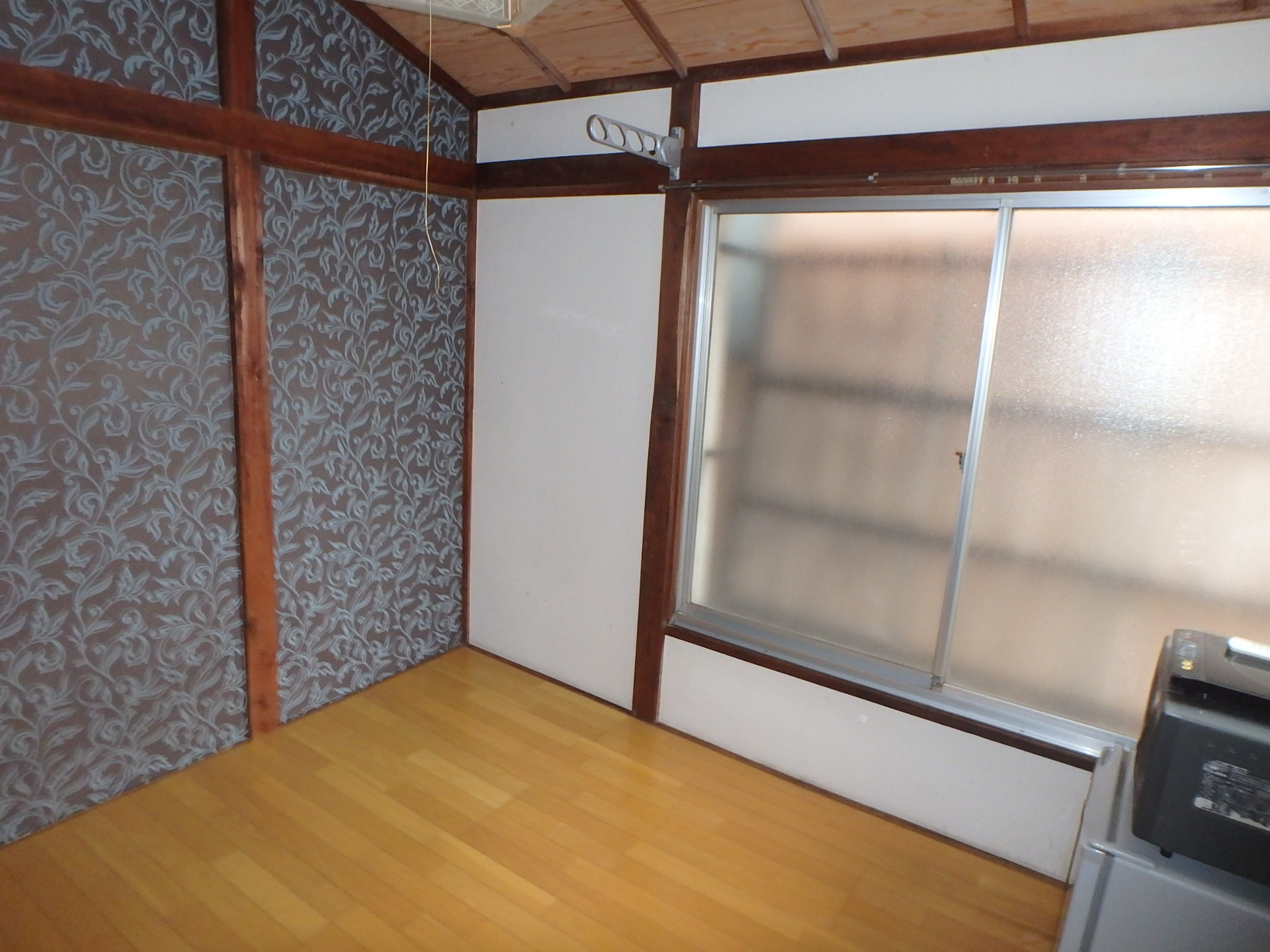 居室・リビング　【男性限定】室内はフローリングです。