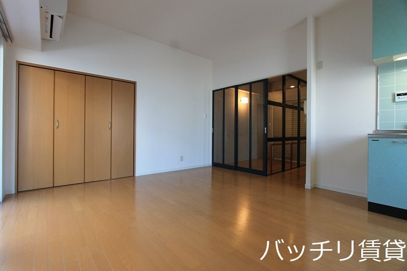 居室・リビング　写真は別号室の為、現状優先になります。