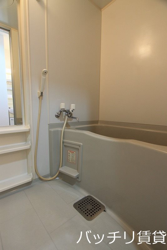 バス・シャワールーム　写真は別号室の為、現状優先になります。