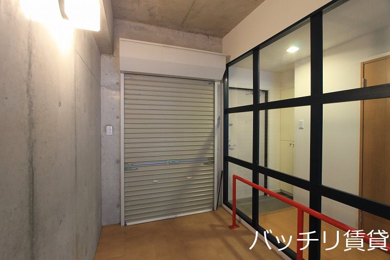 玄関　写真は別号室の為、現状優先になります。