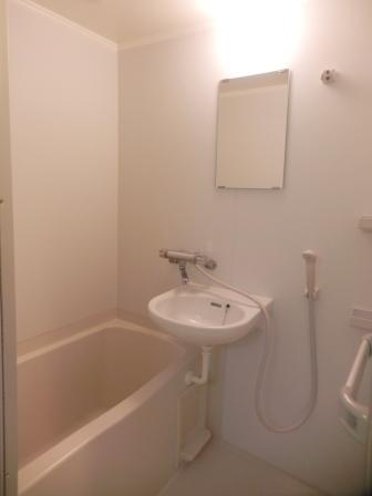 バス・シャワールーム　★洗面台と鏡付き★