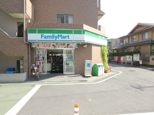 コンビニ　ファミリーマート（コンビニ）まで439m