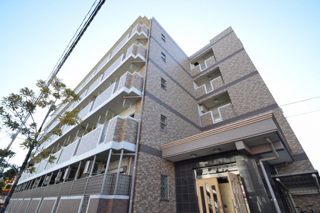 建物外観　まだまだ新しい外観です