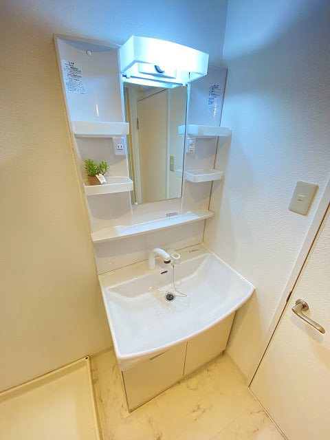 洗面設備　明るい洗面所です