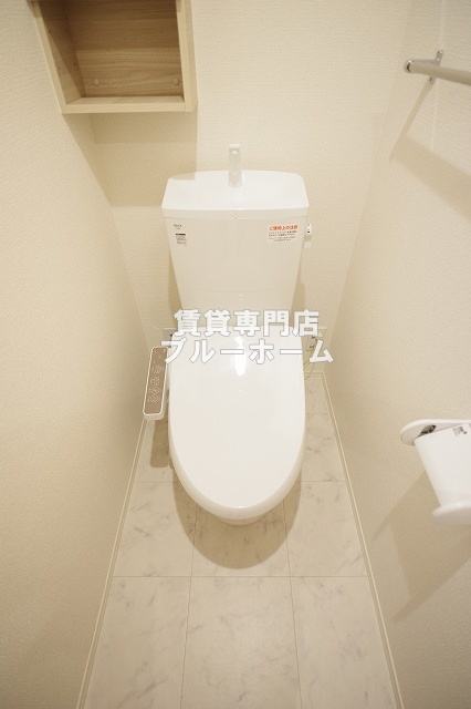 トイレ　温水洗浄機能付き便座！