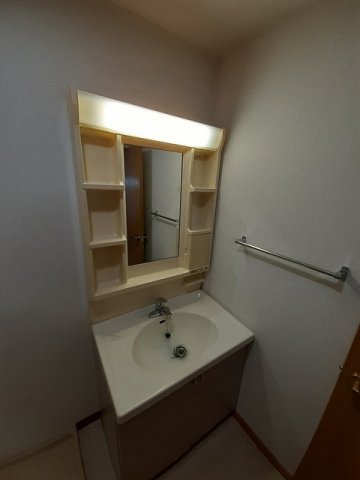 洗面設備　ゆったりとスペースのある洗面所