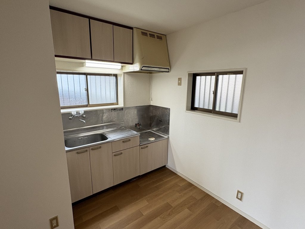 キッチン　２口コンロ可　換気窓あり