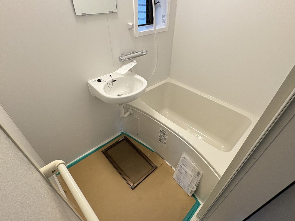 バス・シャワールーム　新品のバスルーム　換気窓あり