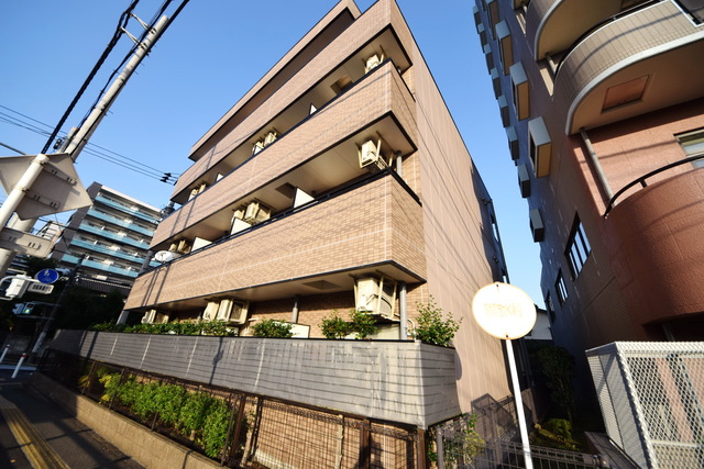 建物外観　～青い空、白い雲～