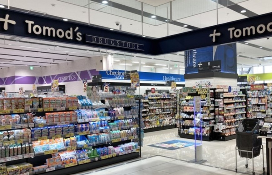 ドラックストア　トモズ有明ガーデン店（ドラッグストア）まで410m