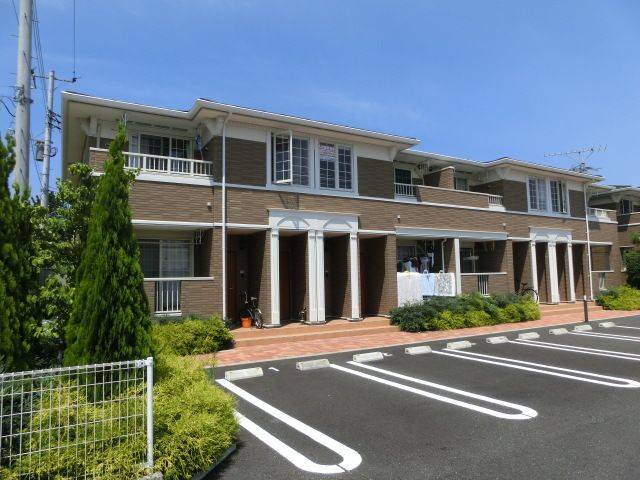 建物外観　前面駐車場で日当たり良好なアパート