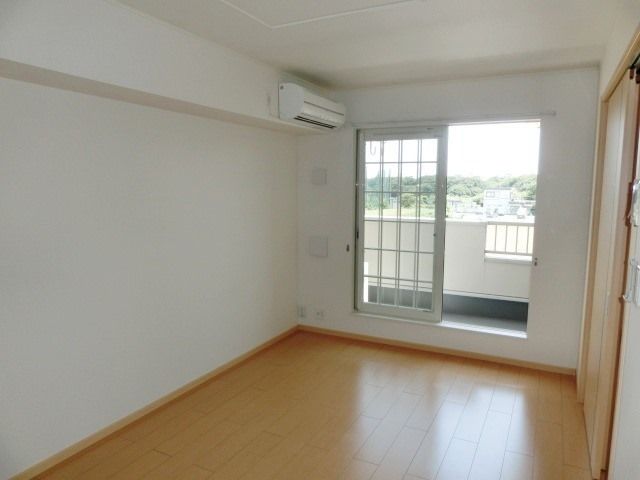 居室・リビング　フローリング張りのＬＤＫ