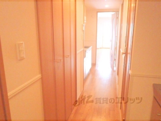 その他部屋・スペース　綺麗に伸びる廊下