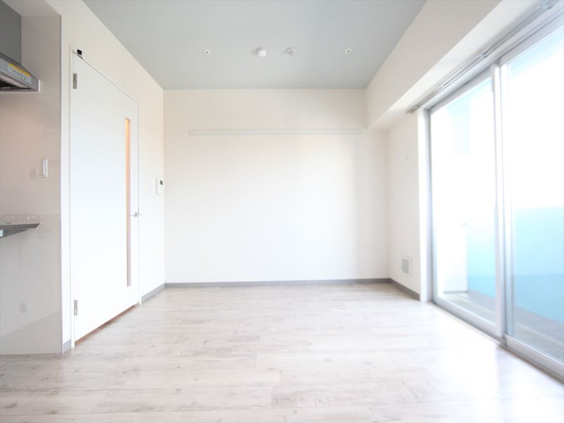 その他部屋・スペース　洋室8帖　2面採光　システムキッチン　エアコン付　バルコニー