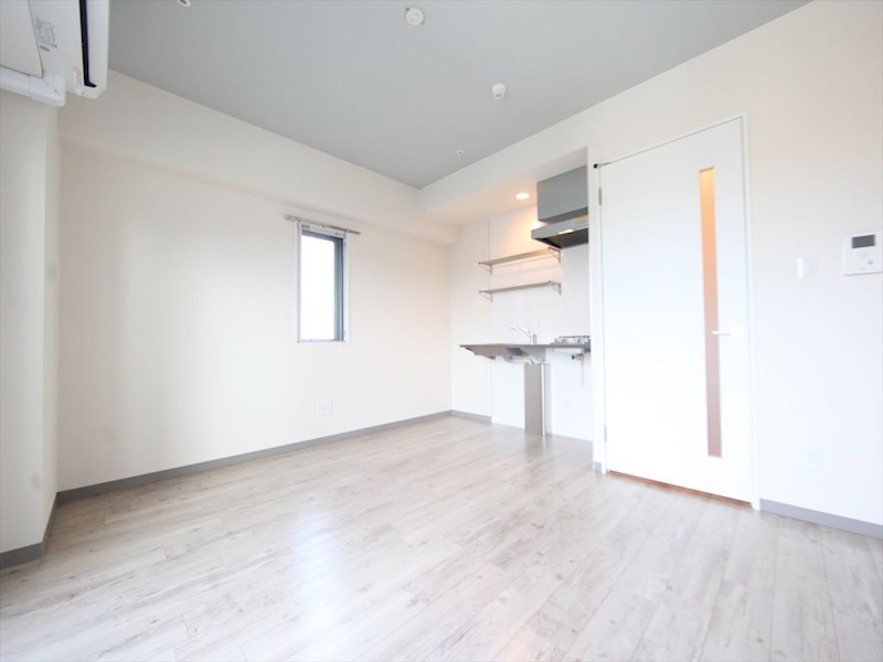 居室・リビング　洋室8帖　2面採光　システムキッチン　エアコン付　バルコニー