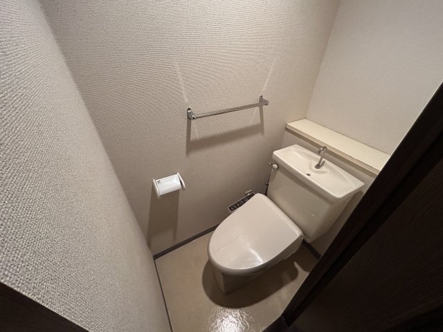 トイレ　別号室参考写真です。