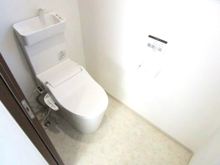 トイレ　ゆったりとした温水洗浄便座のトイレです