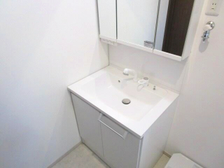 洗面設備　独立洗面台、小物を置くことができて便利です