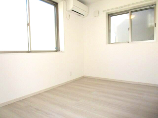 その他部屋・スペース　落ち着いた色調の寝室です