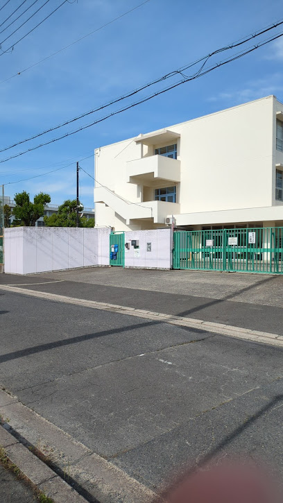 小学校　枚方市立伊加賀小学校（小学校）まで112m