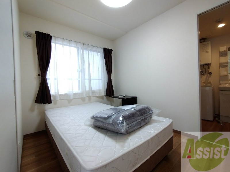 その他部屋・スペース　こちらが寝室です。窓が大きくて明るいですね。