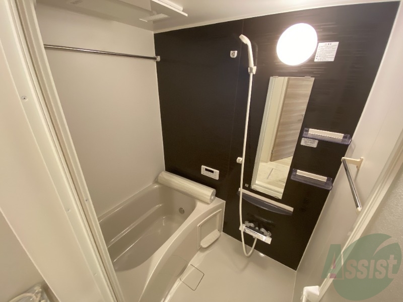 バス・シャワールーム　落ち着いたデザインの浴室。ゆったりできそうです。