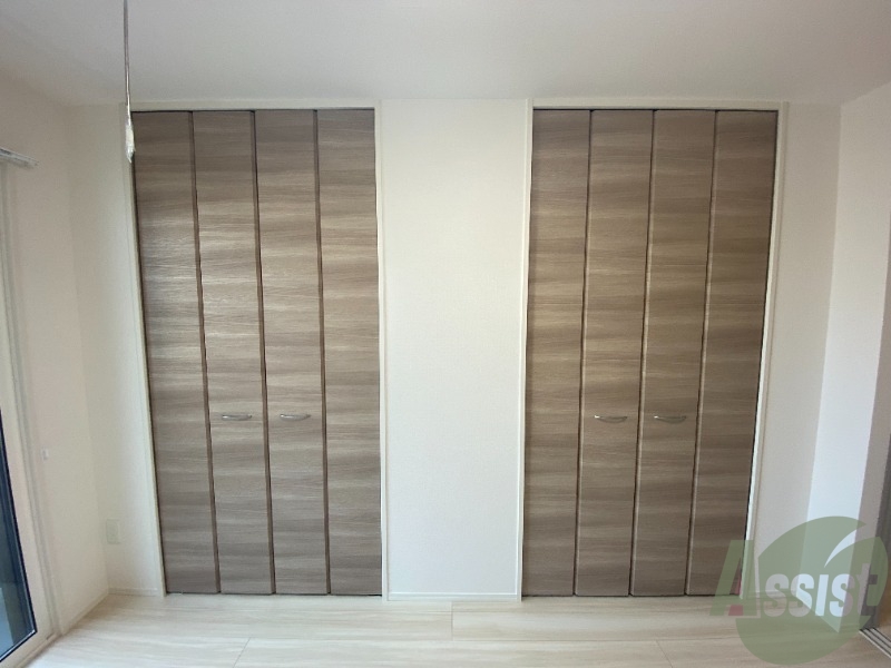 収納　洋室にあるクローゼットです。両開きになっています。