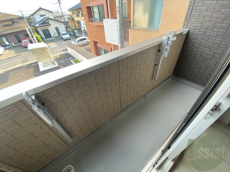 バルコニー　バルコニーは洗濯物がはかどりそうな広さがありますよ。