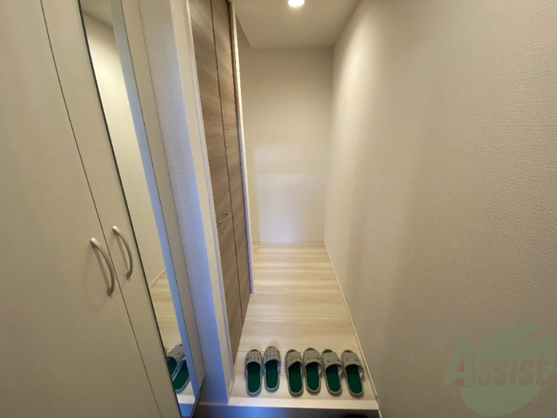 玄関　玄関からの様子です。すぐ部屋が見えないのは安心ですね。