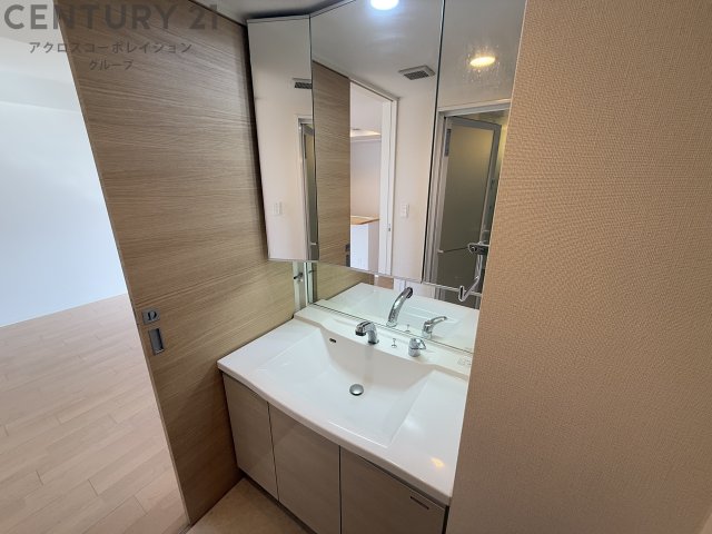 洗面設備　三面鏡付きの洗面化粧台あり☆