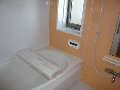 バス・シャワールーム　小窓のあるバスルームです。