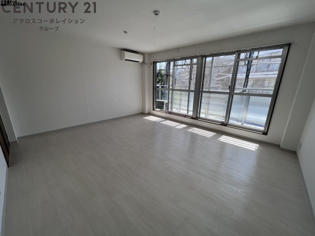 居室・リビング　エアコン付きで快適に過ごせます♪